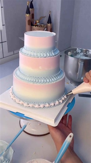 Three-Color Cake Decorating Guide