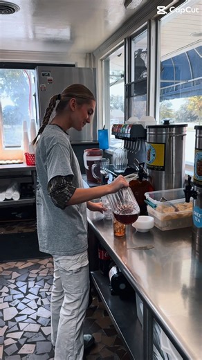 Seafood’s on the move! 🚤🍤 From fryer to feast in seconds — that’s the Calabash way! #CalabashSeafoodHut #SeafoodReel #SeafoodLovers #NCSeafood #CalabashStyle #SouthernEats #SeafoodHeaven #FoodieFinds #TasteOfTheCoast | Calabash Seafood Hut