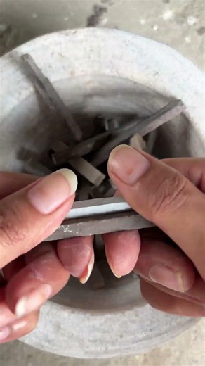 Black slate pencil crushing asmr #slatepencil #crushingtime #relax #asmr #crush #crunchy #crunch