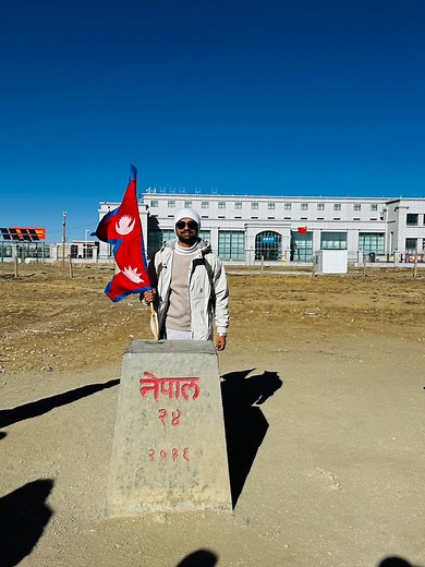 कोराला सीमामा पुगेँ — चिनियाँ पक्षमा बलिया भवनहरू हावासँग टकराइरहेका थिए, हाम्रो पक्षमा भने चिसो हावामा टेन्टहरू फर्फराइरहेका थिए। ती टेन्टहरूमा पनि चिनियाँ अक्षरहरू थिए, जसको अर्थ बुझ्न सकिनँ। साँच्चै मन पोल्यो — उता समृद्धि, यता संघर्ष। 🇳🇵💔 | Amrit Khanal