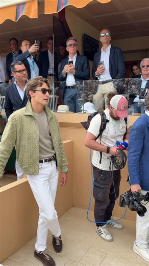 Coluna Social:George Russell (sem Fórmula 1) vai de Tênis.Obs: Pra quem quiser imitar o look do piloto da Mercedes, a jaqueta parece da Bottega e custa em torno de US$12,000...