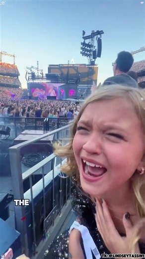 TAYLOR SWIFT FOUND HER IN A CROWD OF 70,000 #taylorswift SWIFT #foryou #funny #love