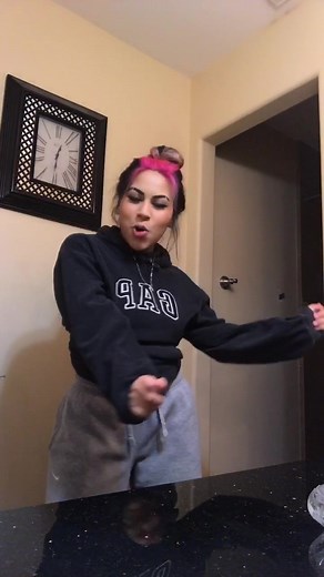 Pizza Delivery Fail: Hilarious Dance Mishap