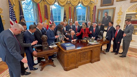 Donald Trump prie dans le Bureau ovale avec des pasteurs: "Il n'en a rien à secouer de la religion"