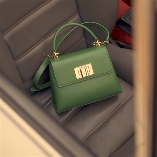 @gaiagirace experiences the 𝓁𝑒𝑔𝑔𝑒𝓇𝑒𝓏𝓏𝒶 of a Sunday escape, with the mini Furla 1927 top handle. #FurlaItalianMoments #FurlaSS24 | Furla