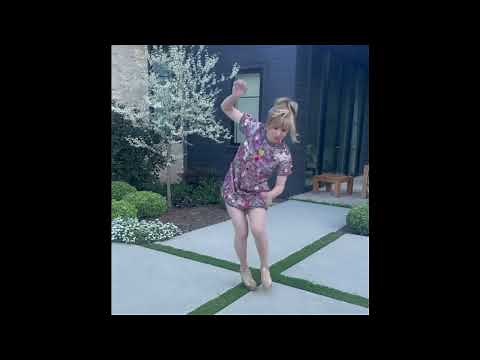 Kaley Cuoco STUMBLES in high heels after stepping on grass – VIDEO