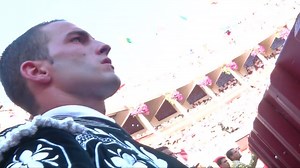 Baptiste Bordes est écarteur (landais). Il a fait de l'écart de taureaux de combat sa spécialité. Une caméra l'a suivi dans les coulisses de l'un de ses exploits... c'était en août dernier, en pleine feria de Dax. Frissons garantis ! #vámonos | vámonos