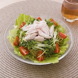 つるっとおいしい♪ ささみとたっぷり野菜の茶そばサラダのレシピ動画・作り方 | デリッシュキッチン