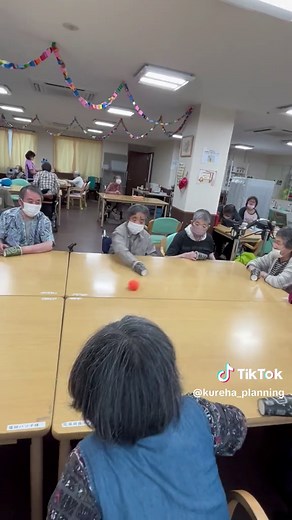 テーブルホッケーと介護レクリエーションの楽しみ：八尾市の住宅型有料老人ホームでの活動
