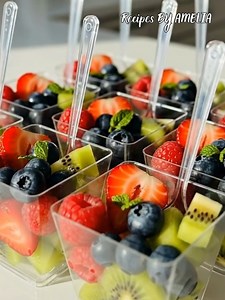 Refreshing Mixed Berry & Kiwi Fruit Cups 🍓🥝🫐 #FruitCups #HealthyCatering #SummerSnacks #FreshFruit #PartyTreats | Recipes By Amelia