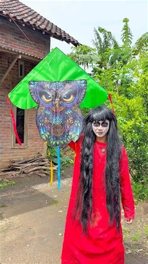 Kuntilanak dan Pocong Nerbangin Layangan Burung Hantu 👻 #shorts