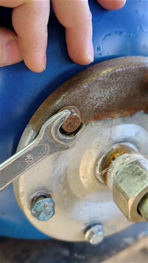 How to remove a bolt with stripped edges! Now it's easy! #diy #tools