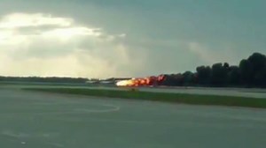 Les images de l’atterrissage d’urgence d’un avion en feu à Moscou | BFMTV