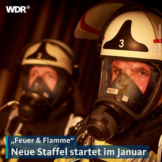 Am 2. Januar 2023 hat das Warten für alle "Feuer & Flamme"-Fans ein Ende: Dann startet die 6. Staffel der Dokutainmentserie in der ARD Mediathek & Das Erste. Vorab gibt es ab 22. Dezember neue Podcast-Folgen auf allen gängigen Plattformen. 50 Tage lang haben Kamerateams die Einsatzkräfte der Feuerwehr Bochum in ihrem Arbeitsalltag begleitet. Durch die Verwendung sogenannter Bodycams können die Zuschauer:innen bei den dramatischen, emotionalen und teils gefährlichen Einsätzen hautnah dabei sein. 