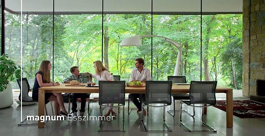 Auch der Vater aller Auszugstische ist ein Kind von Mutter Natur. Unser magnum Auszugstisch mit gedämpften Einlegeplatten. It’s a tree story. https://www.team7.at/essen/tische/magnum/ | TEAM 7 Natürlich Wohnen