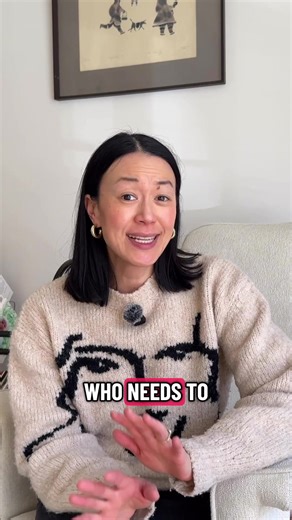 If you’re a bit tired of reaching or would like a pause on the search for a perfect trench coat (cuz that’s tough too!) the shell anorak is really like a forgotten sister. Here’s one from @luxtonwoman that’s going to be on repeat for me this season! 🤍 She’s a bit more informal in silhouette 🤍 More practically, hooded, might come in handy during the seasonal changes 🤍 And it’s a nice contrast to dressy/work clothes but still casual enough to integrate into your weekend wear. What’s your take o