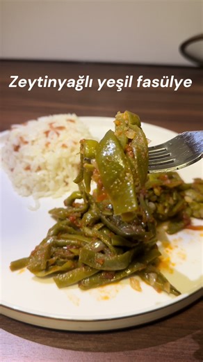 🫒 Haricots verts à l’huile d’olive (façon turque) Ingrédients 500 g de haricots verts 1 oignon émincé Sauce tomate rouge (déjà préparée) 2–3 cuillères à soupe d’huile d’olive 1 morceau de sucre Sel Faire chauffer l’huile d’olive dans une casserole. Ajouter l’oignon émincé et faire revenir jusqu’à ce qu’il soit doré. Ajouter la sauce tomate rouge et mélanger. Ajouter les haricots verts. Saler, ajouter le morceau de sucre et mélanger. Couvrir et laisser cuire à feu doux. Cuire jusqu’à ce que les 