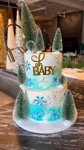 MonDarius Black on Instagram: "The best baby shower desserts ❄️🎂🧸 no matter the occasion @chyniahs.cakes makes the best desserts 🤞🏾"