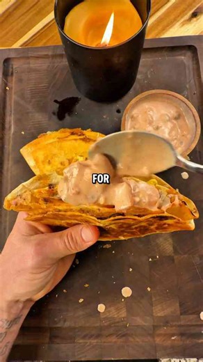 Low carb beef quesadilla 🌯💪 actually keeps you full and tastes insane 🤤🔥💀