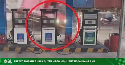 Clip: Bị xe container chạy “mất kiểm soát” húc văng, xe tải chao đảo tông sập “cây xăng“