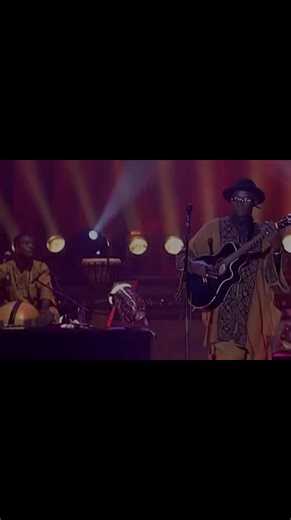 Ali Farka Touré (1939–2006) est une légende de la musique malienne, surnommé le « Roi du Blues du Désert » pour avoir mis en lumière les racines africaines du blues américain. #malitiktok🇲🇱 #guineenne224🇬🇳 #cotedivoire🇨🇮 #burkinatiktok🇧🇫 #mandingue