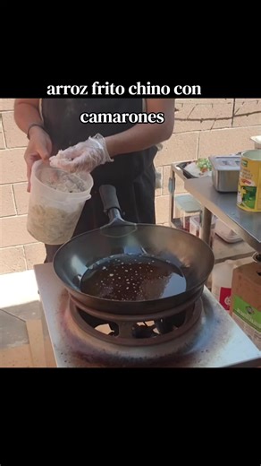 cocinando arroz frito chino con camarones #arrozchino #comidachina #elamigowok #wok