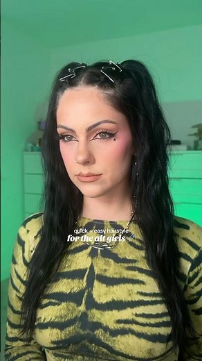 Quick & easy hairstyle for the alt girls 🧷