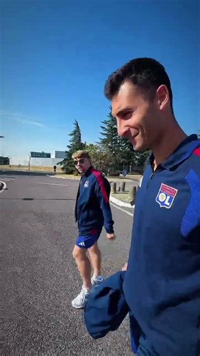😂🇩🇪🔴🔵 Le départ pour Herzo... pour le stage #olympiquelyonnais #ol #football #shorts