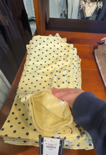 These reversible tanks are perfect for spring @hollister #springfashion #tanktop #hollister #springoutfits #springoutfits