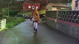 'Domingu de Sidros y Comedies ' Tradición d'esta mazcarada d'iviernu en Valdesoto, que simboliza'l pasu d'un añu que remata a otru qu'entama. El tránsitu dende la escuridá a la lluz y el deséu d'acabar col tiempu vieyu y preparase pa lo nuevo. Domingu, a les 19:15, en #TPA | Radiotelevisión del Principado de Asturias