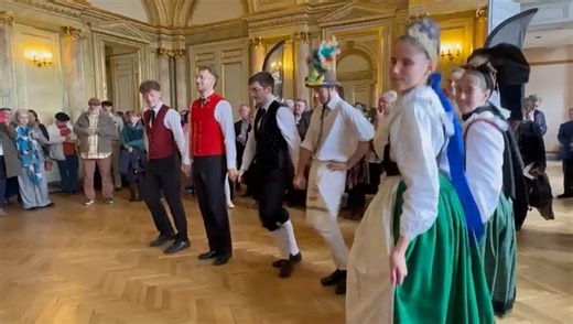 « Le Branle des Bergers » , une danse qui nous vient du Haut-Rhin. La danse est interprétée par le GAP de Berstett. C’était à Saverne le 19 octobre dernier, à l’occasion de la cérémonie des Bretzels d’Or . À l’accordéon : Francis Diss | Alsaciennes et fières de l’être