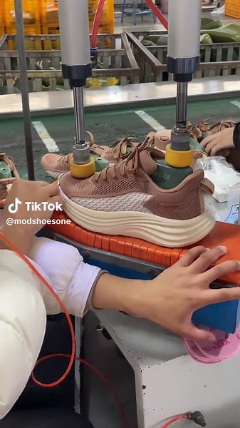 If you like these shoes, you can click into their showcase to make a purchase @MODME SNEAKERS @WorldKickShop @MOD SPORTS @ShoeShooShop @RUNNING LIFE #shoemaking #handmade #shoes #factorywork #factory #work