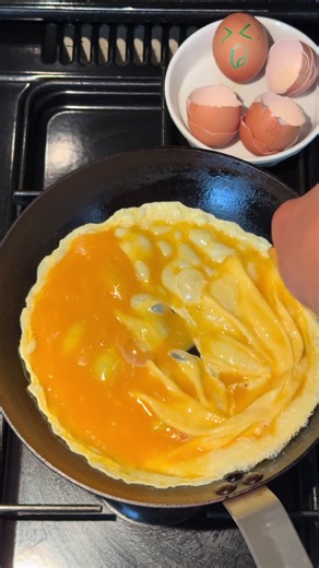 Tu connais ce type de poêle pour faire ces Rose eggs? Lien en bio | decor eggs