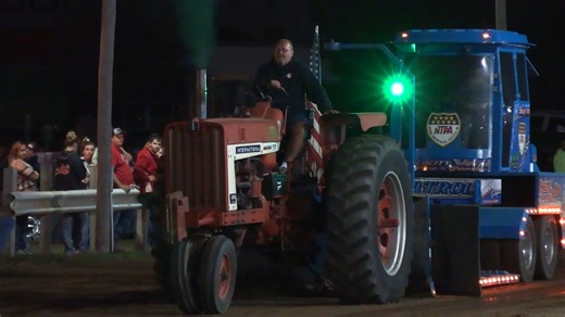 This 806 will get down the track eventually... #farmstock #tractorpulling #international #farmall | Farm Stock Tractor Pullers