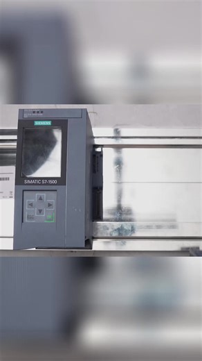 ¿Cómo se instalan correctamente la CPU y los módulos en un PLC S7-1500? ⚙️ En este PLC, el orden y la forma de montaje no son un detalle menor. La CPU y los módulos deben colocarse respetando la disposición física, el acople del bus y la correcta alimentación para que el sistema funcione sin errores. Una instalación bien hecha facilita la configuración en el software, evita fallas de comunicación y deja el equipo listo para trabajar en campo desde el primer arranque. Ahora dime, ¿En el S7-1500 s