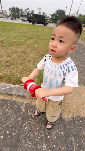 Thả diều cậu bé ra dây diều cho diều diều siêu nhân bay cao hết cuộn dây ..#patang #kite #layangan