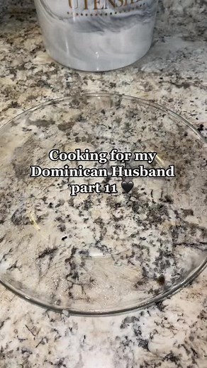 Black beans with Chicharron de pollo goes CRAZY! #dominicanfood #puertoricanfood #fy #fyp #cookingformyhusband #paratiii #tiktokcomida #tiktokfood #foodtiktok #dominicantiktok