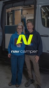 Dernièrement, nous vous avons présenté Josée et Serge, venus chercher leur superbe Sprinter aménagé selon leurs besoins. 🚐✨ Mais… nous ne vous avions pas expliqué la raison derrière leurs chandails coordonnés. 😉 Vous trouverez la réponse dans leur témoignage, une histoire touchante, pleine de sens, qui montre encore une fois que derrière chaque véhicule Nav Camper, il y a bien plus qu’un van: il y a une belle histoire qui s’apprête à prendre la route. ❤️ | Nav Camper