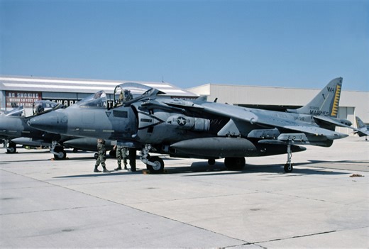 [海湾战争]USMC AV-8B 鹞II VMA-542”虎”补给起降
