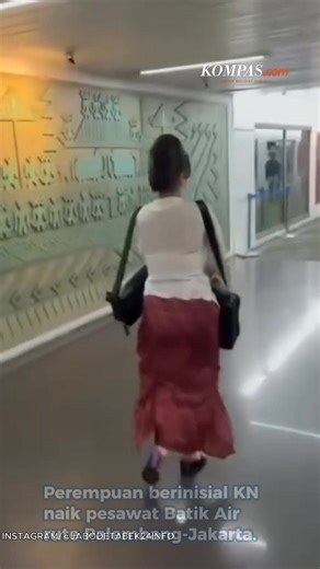 Seorang perempuan berinisial KN nekat mengenakan seragam pramugari saat menumpang pesawat Batik Air rute Palembang-Jakarta. Aksinya terbongkar setelah awak pesawat curiga karena jawaban KN tak sesuai standar cabin crew. : @jabodetabek24info Penulis: Intan Afrida Rafni, Faieq Hidayat Kreatif: Nabilla Mutiara Produser: Elizabeth Ayudya Ratna Rininta #Pramugari #BatikAir #Read | Kompas.com