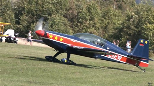 Watch this Extra 300L tear through the sky - "It moves like it has no limits"