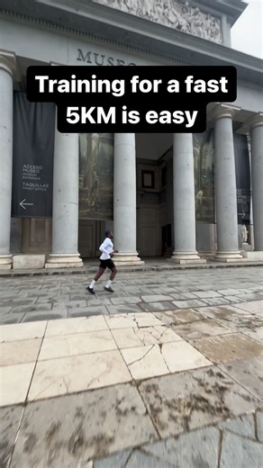🚀It’s easy to train for a fast 5KM: 👨🏾‍🔬Science shows that your lactate threshold and speed at VO2max (vVO2max) are the two parameters that correlate the most with a fast 5KM performance. In other words, they are the 2 biggest limiting factors. 📈So maximize training load at these two paces and you’ll become a very fast runner. 🔬However, the tricky part is to fit this training load in a training plan which you can execute without getting injured. So get yourself a good coach who knows the s