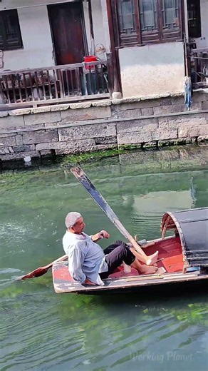 Así Avanza Este Pequeño Bote 🚣