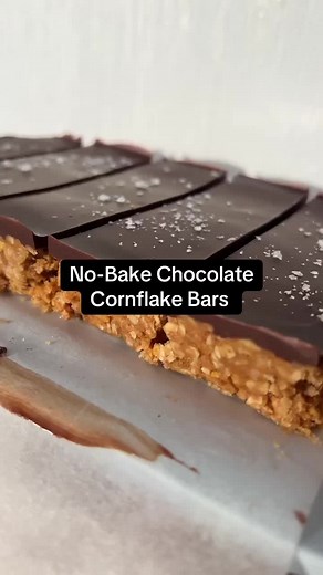 NO-BAKE CHOCOLATE PEANUT BUTTER CORNFLAKE BARS ✨ No-bake & just a handful ingredients make these absolute beauties! They are so good, tag below who would love to try these. Follow my page for lots of more easy & delicious recipes @rachel.hornibrook Don’t forget to save the recipe to try it later 📌 I cut these up again down the centre into 12 smaller bites but makes 6-8 larger bars if you would prefer 2lb Bread tin, greased & lined with parchment paper 80g oats 40g cornflakes, slightly crushed P