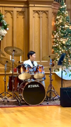 🎵🥁 Magnus absolutely crushed it on the drums! Performing “The Lazy Song” by Bruno Mars, he brought the perfect mix of groove, confidence, and style… and let’s talk about that white tuxedo — this kid showed up looking sharp enough to headline the Grammys! 🤵✨ We’re so proud of his performance and the charisma he brought to the stage. Amazing job, Magnus! 👏🔥 #maxmusicacademy #drumlife #drummerboy #brunomars #thelazysong #musicstudents #musicperformance #drumgroove #richmondhill #musicacademy #