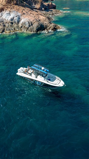 🚤 For over 40 years, Cap Camarat powerboats have been accompanying you on your outings at sea. With family, with friends, Cap Camarat is the ideal companion for moments of pure pleasure at sea. A multitude of possibilities await you. 🌊 | Jeanneau