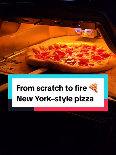 Lately we’ve been in our pizza era 🍕 When we lived on the boat it was way harder… now we get to make pizza whenever we want, and honestly? No regrets. Today’s mission: New York–style pizza ✔️ Clean, simple ingredients ✔️ Dough made from scratch ✔️ Crispy, chewy, absolutely fire Neapolitan was last time… this one hit different. Want the dough details or recipe next? 👀👇 #pizza #nystylepizza #pizzalover #homemadepizza