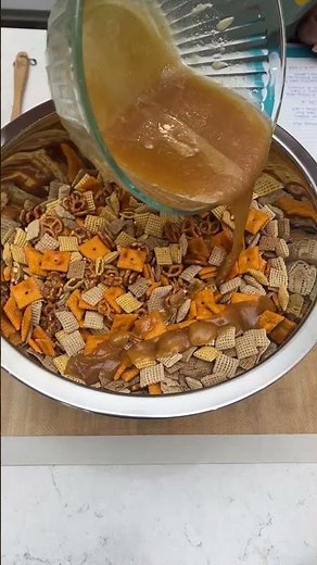 Fall Themed Chex Mix! #recipe #cookingideas #easyrecipe