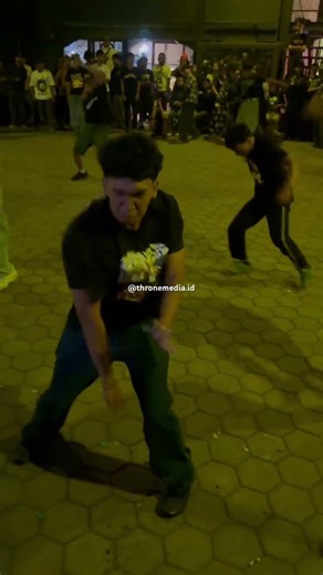 Amankah bro? #moshing #moshpit #mosh #crowd #crowdsurfing #twostep #musicstyle #gigs #chaos #pogo