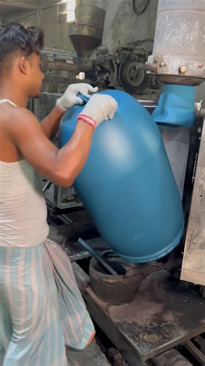 Making usable drums from plastic by machine.